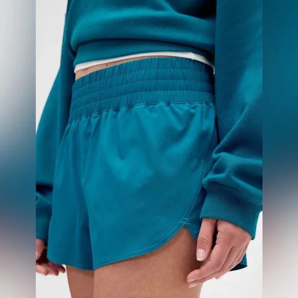 NWT GAP GapFit 3" Mid Rise Runaround Shorts - Picture 4 of 6